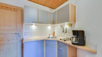 Kühlschrank, Herdplatte, Wasserkocher mit Kaffee-/Teezubehör