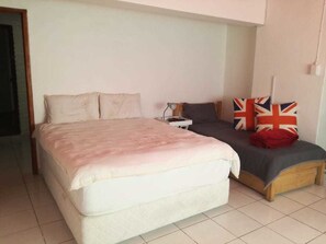Habitación básica, 1 cama Queen size | Tabla de planchar con plancha, camas extra, wifi gratis y ropa de cama 