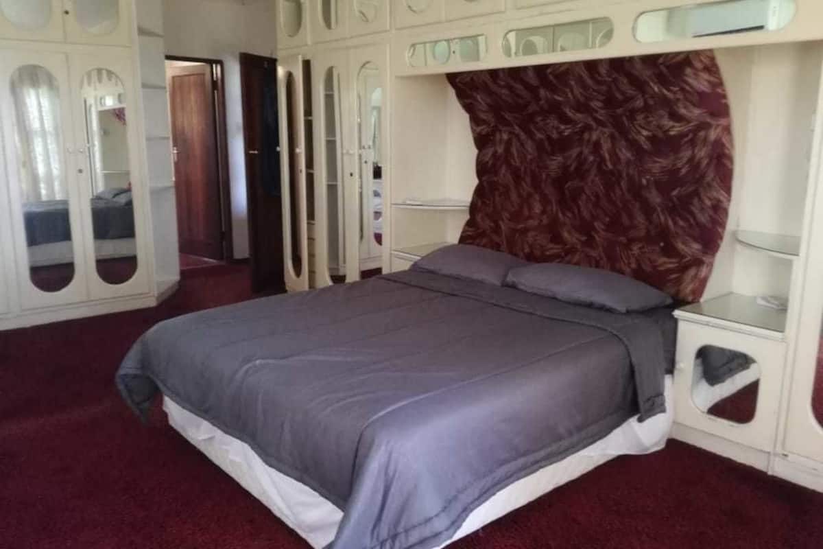 Chambre, 1 grand lit | Fer et planche à repasser, lits pliants/supplémentaires, Wi-Fi gratuit