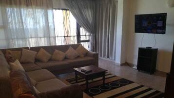 Basic Room, 1 Queen Bed | Living room