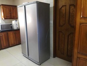 Basic Room, 1 Queen Bed | Private kitchenette | Fridge, microwave