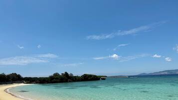 Pantai di sekitar dan pasir putih