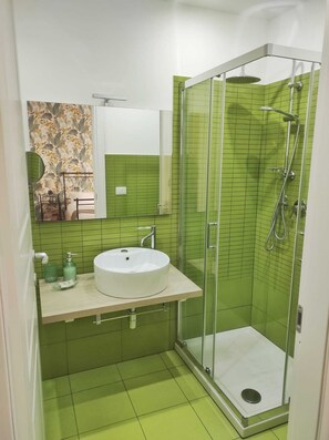 Kahden hengen deluxe-huone | Kylpyhuone | Ilmaiset hygieniatuotteet, hiustenkuivaaja, kylpytakit, bidee