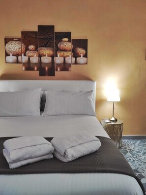 Luxe tweepersoonskamer, 1 queensize bed | Individueel gemeubileerd, een bureau, een laptopwerkplek, gratis wifi