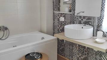 Phòng đôi Cao cấp, 1 giường cỡ queen | Phòng tắm | Đồ dùng nhà tắm miễn phí, máy sấy tóc, áo choàng tắm