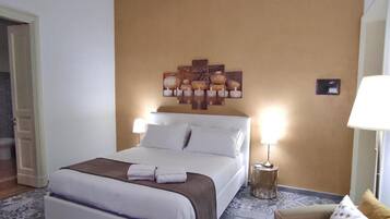 Phòng đôi Cao cấp, 1 giường cỡ queen | Trang bị nội thất với thiết kế riêng biệt, bàn