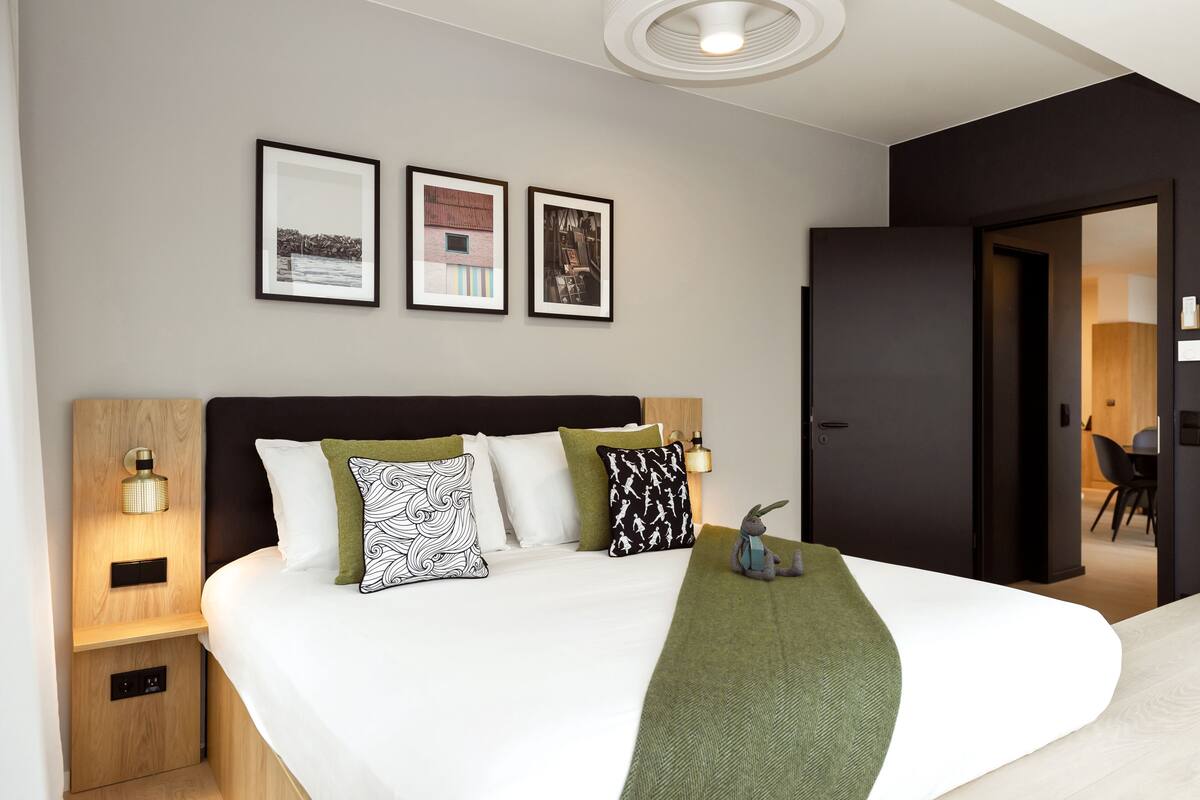 Premium bedding, in-room safe, laptop workspace, soundproofing