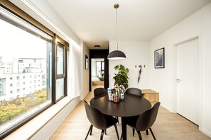 Apartamento, 2 quartos | Opções para refeição no quarto