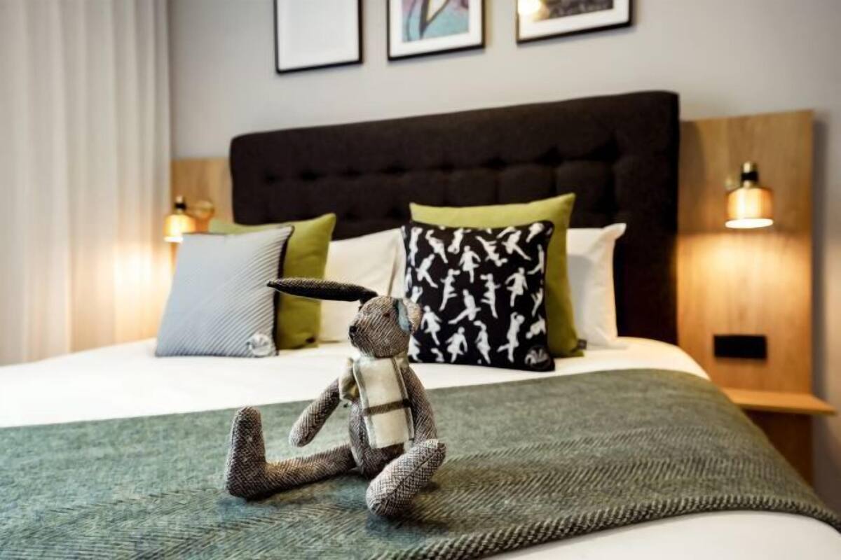 Premium bedding, in-room safe, laptop workspace, soundproofing