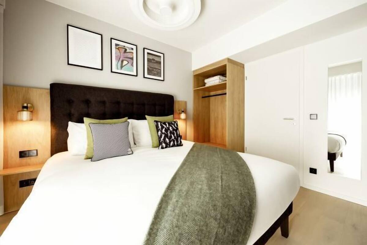 Premium bedding, in-room safe, laptop workspace, soundproofing