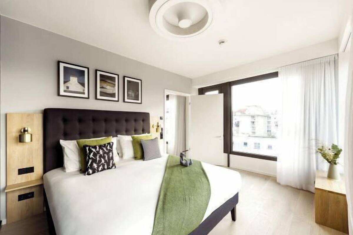 Premium bedding, in-room safe, laptop workspace, soundproofing
