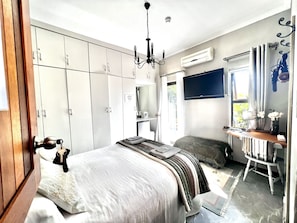 Habitación básica doble | Ropa de cama de alta calidad, colchones Select Comfort, caja fuerte