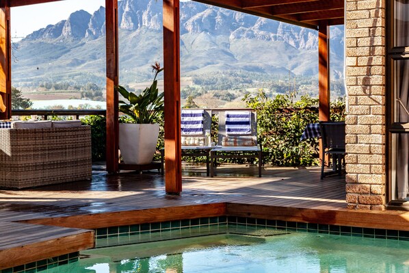 Outdoor pool, open 10:00 AM to 8:00 PM, pool umbrellas, sun loungers - Wellington Country House (Wellington)