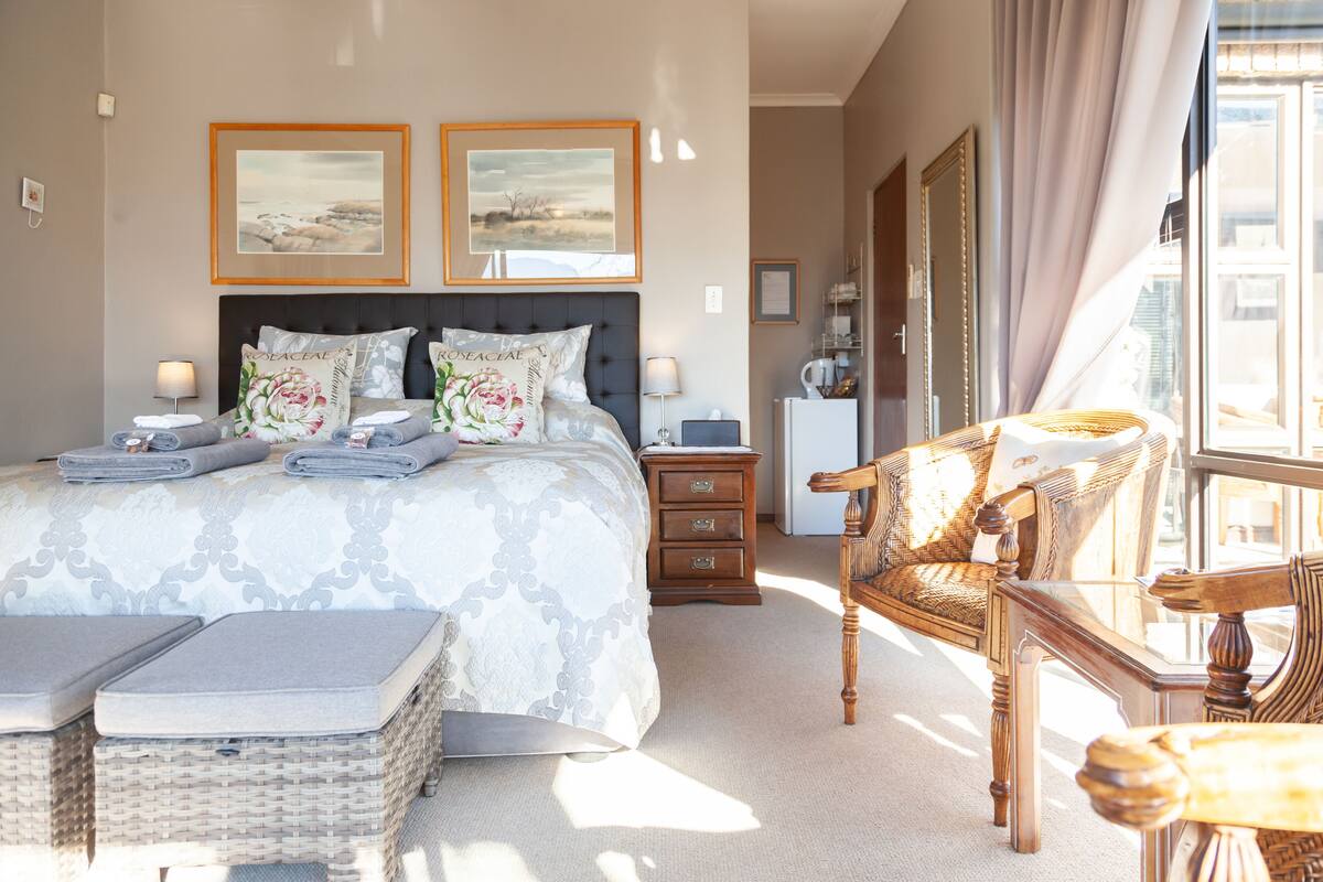 Suite on pool-patio aircon & Wifi, views | Premium bedding, Select Comfort beds, in-room safe, desk