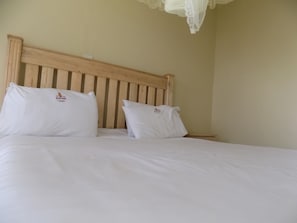 Desk, free WiFi, bed sheets - Heritage Country Club (Rukungiri)