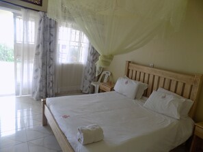 Desk, free WiFi, bed sheets - Heritage Country Club (Rukungiri)