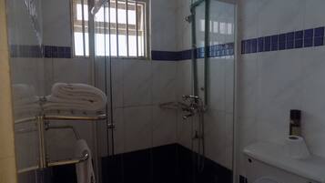 Douche, douche à « effet pluie », serviettes fournies, savon