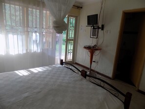 Meja kerja, Wi-Fi gratis, dan seprai linen