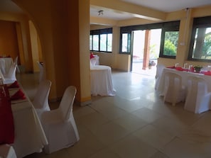 Breakfast, lunch and dinner served - Heritage Country Club (Rukungiri)