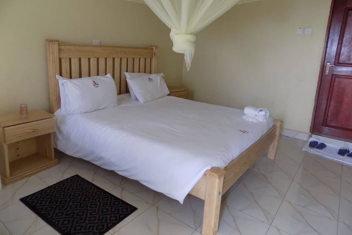 Double Room | Desk, WiFi (free), bed sheets