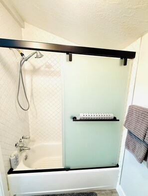Ensemble douche/baignoire, sèche-cheveux, serviettes fournies, savon