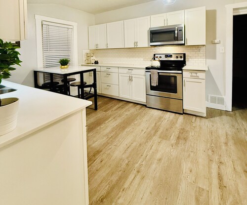 The Cozy Murray Bungalow fast WIFI free parking! 