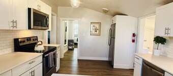 The Cozy Murray Bungalow fast WIFI free parking! 