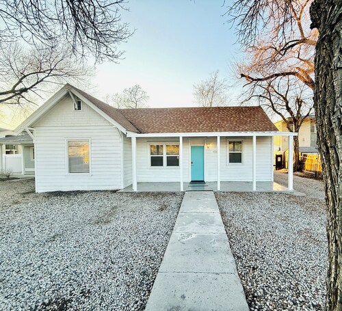 The Cozy Murray Bungalow fast WIFI free parking! 