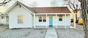 The Cozy Murray Bungalow fast WIFI free parking!