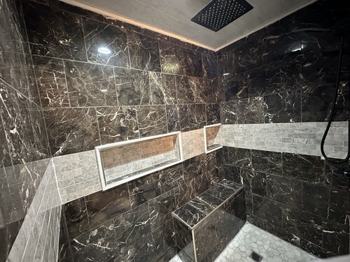 Spacious and clean house near airport, theater and shopping center