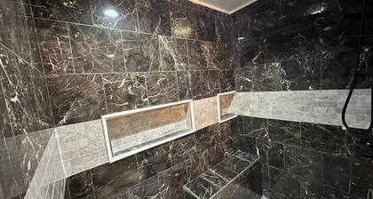 Spacious and clean house near airport, theater and shopping center