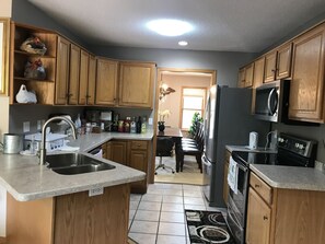 Refrigerador, microondas, horno y parrilla de estufa 