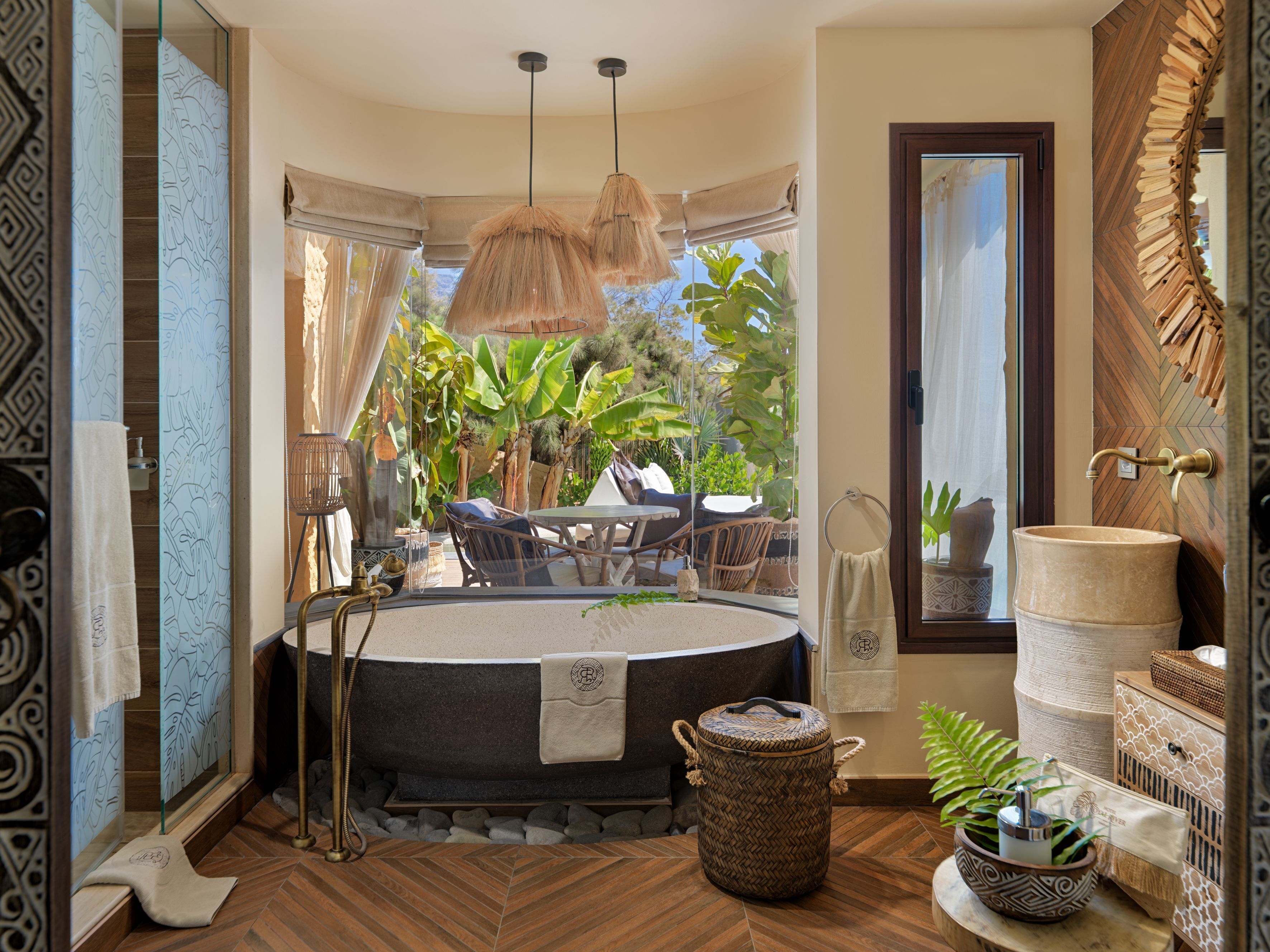 Un espace spa comprenant un jacuzzi, des sièges et une vue sur une végétation tropicale.