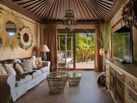 2 bedroom Lagoon Villa | Sängtillbehör av högsta kvalitet, duntäcken och minibar