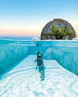 Inomhuspool, utomhuspool och solstolar