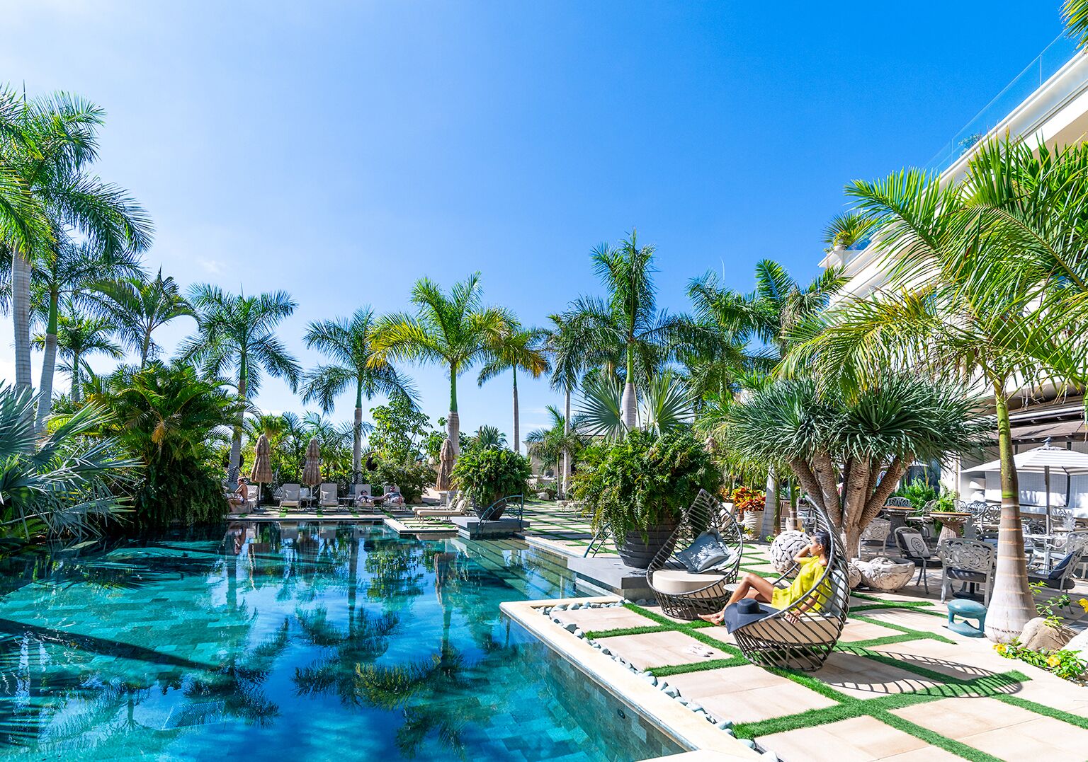 Piscine couverte, piscine extérieure, chaises longues