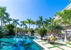 Piscine couverte, piscine extérieure, chaises longues