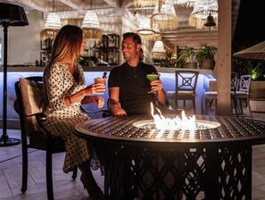 2 か所のバー / ラウンジ、プールサイドバー