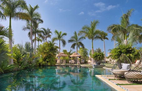 Una piscina techada, una piscina al aire libre