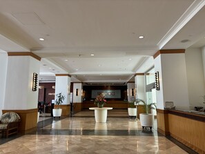 Lobby - Ilikai Apt 302 -Newly Renovated October 2025- Studio with Ocean & Harbor Views Modern Updates (Waikiki)