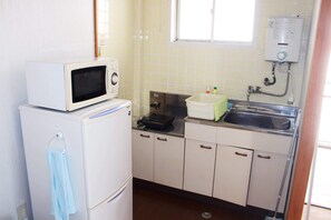 Kühlschrank, Mikrowelle, Herdplatte, Wasserkocher