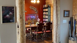 A dining area with wooden pillars, a wooden ceiling, and a chandelier. - Mountain Cabin/Pine Flat Lake/Kings Canyon/Sequoia National Park/Yosemite (Piedra)