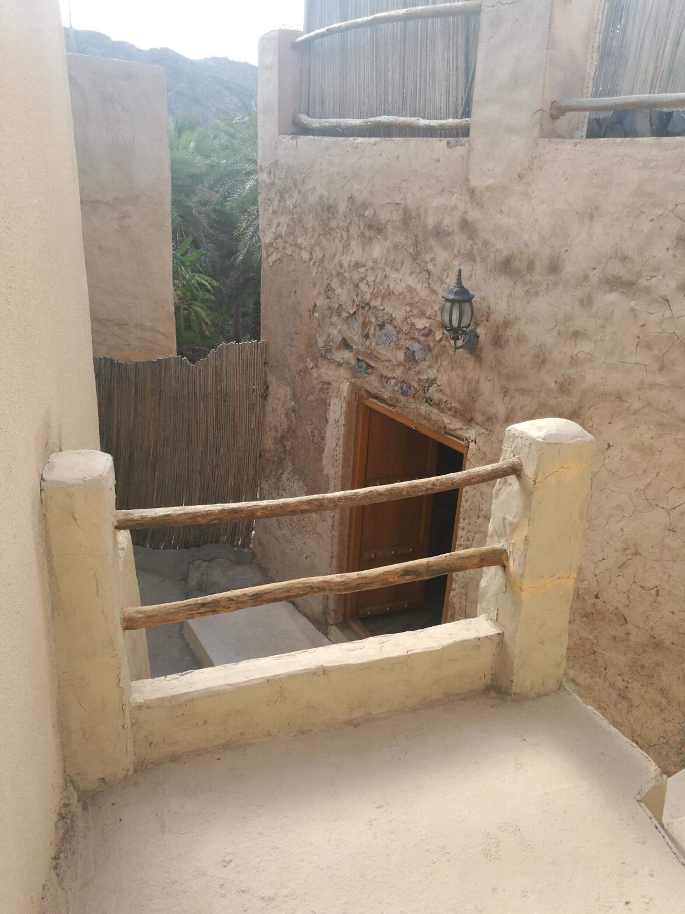 Shower, rainfall showerhead, free toiletries, towels
