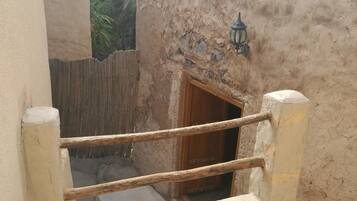 Shower, rainfall showerhead, free toiletries, towels