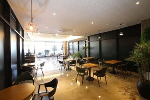 Daily cooked-to-order breakfast for a fee