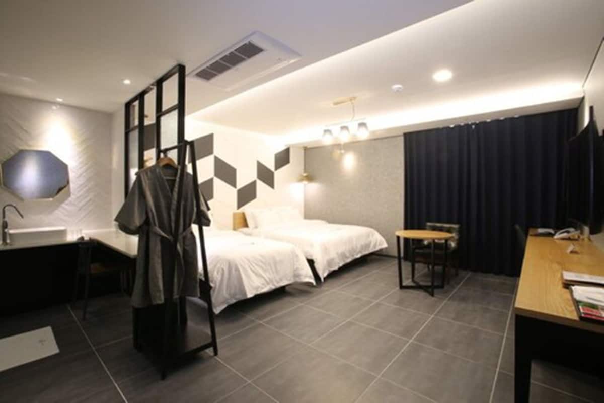 Royal Room (Premium) | Free WiFi