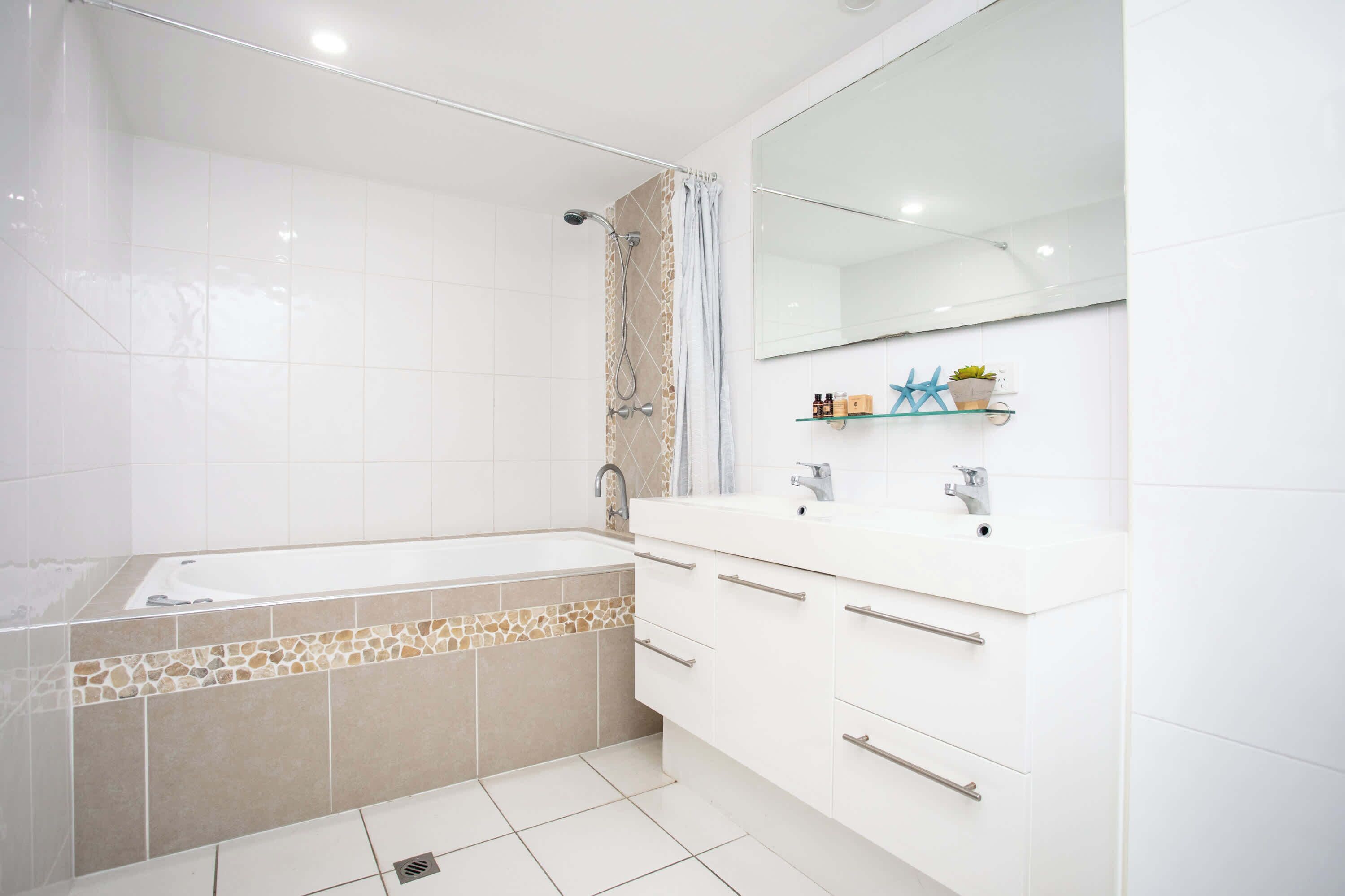 Een douche, een haardroger, handdoeken, shampoo