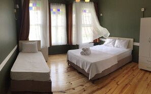 Premium bedding, desk, blackout curtains, free WiFi - The Local (Istanbul)