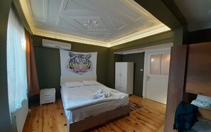 Chambre Deluxe double ou avec lits jumeaux | Literie de qualité, bureau, rideaux d’obscurcissement