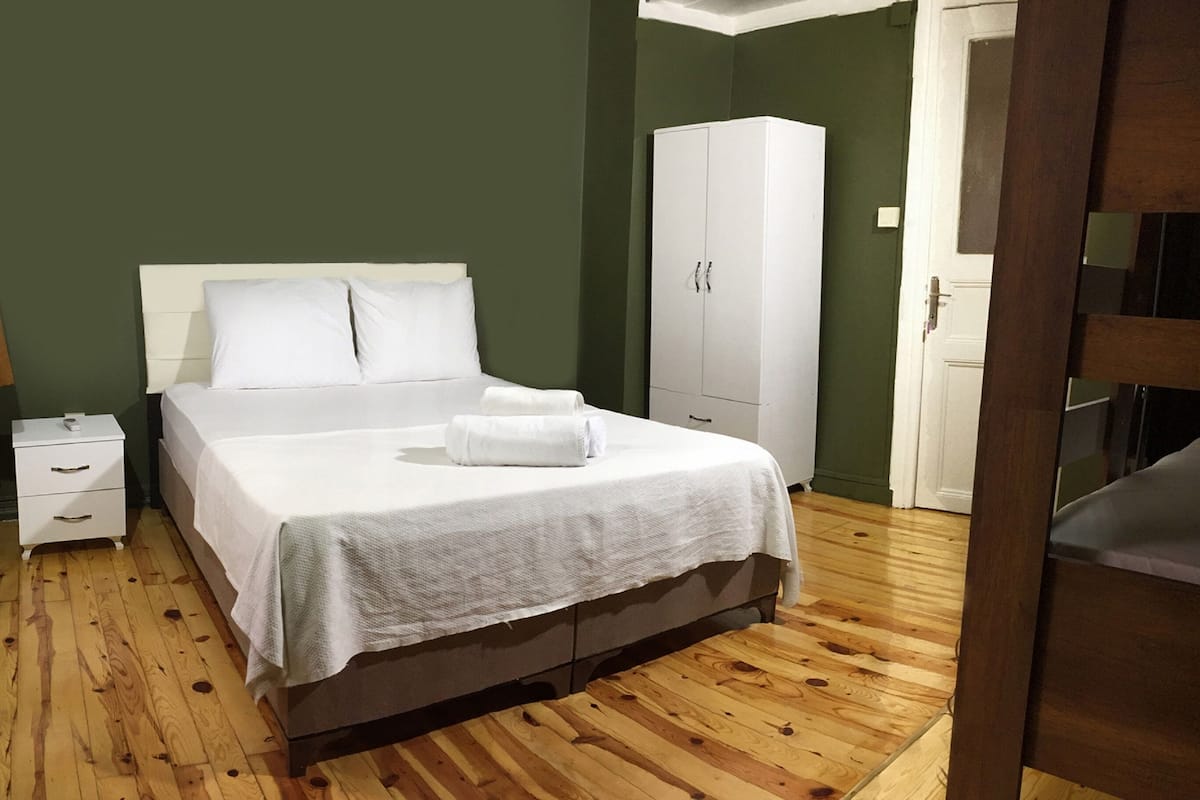 Premium bedding, desk, blackout curtains, free WiFi